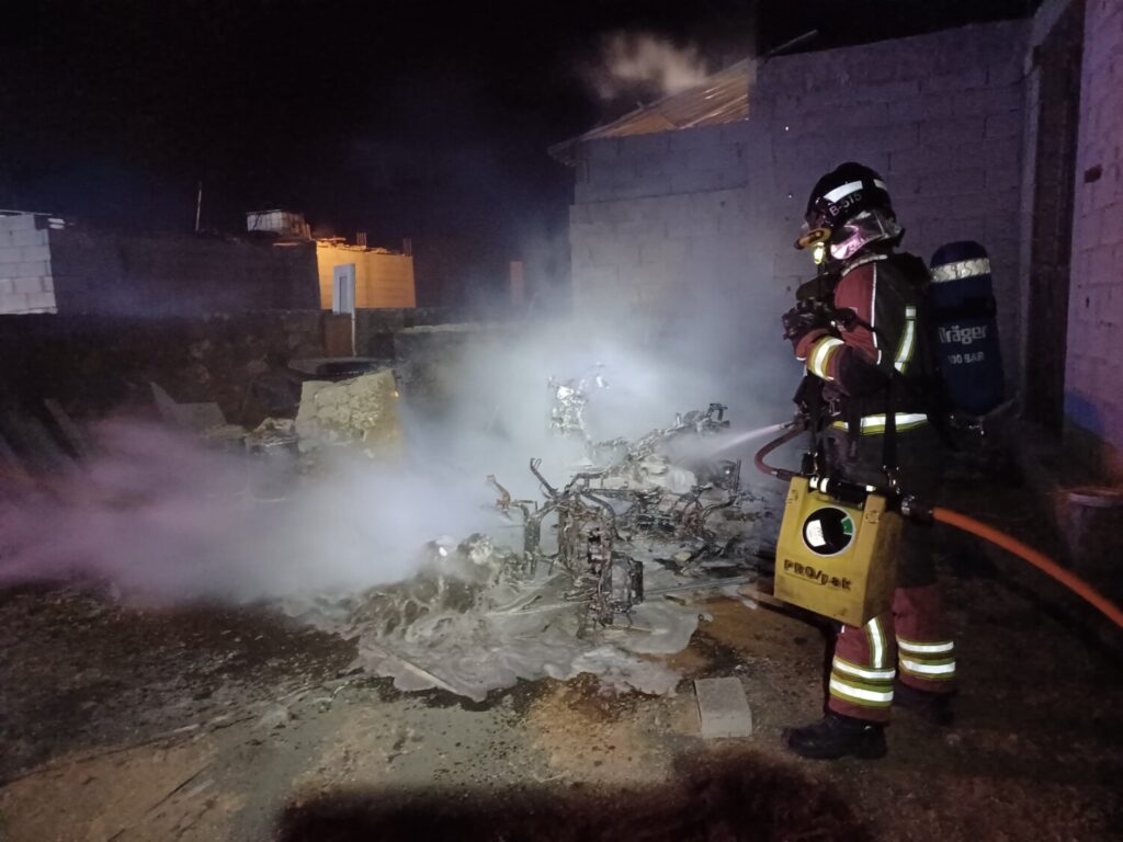 El incendio originó una fuerte columna de humo, que fue visible desde otros puntos del municipio