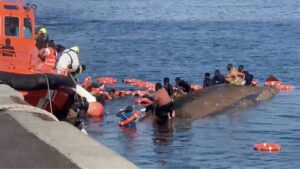 Fotograma del vuelco del cayuco que se ha registrado en el muelle de La Restinga en El Hierro / RTVC