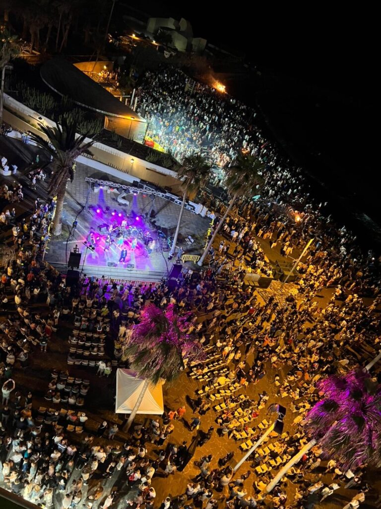 Playa Martiánez en la Noche de San Juan 2025