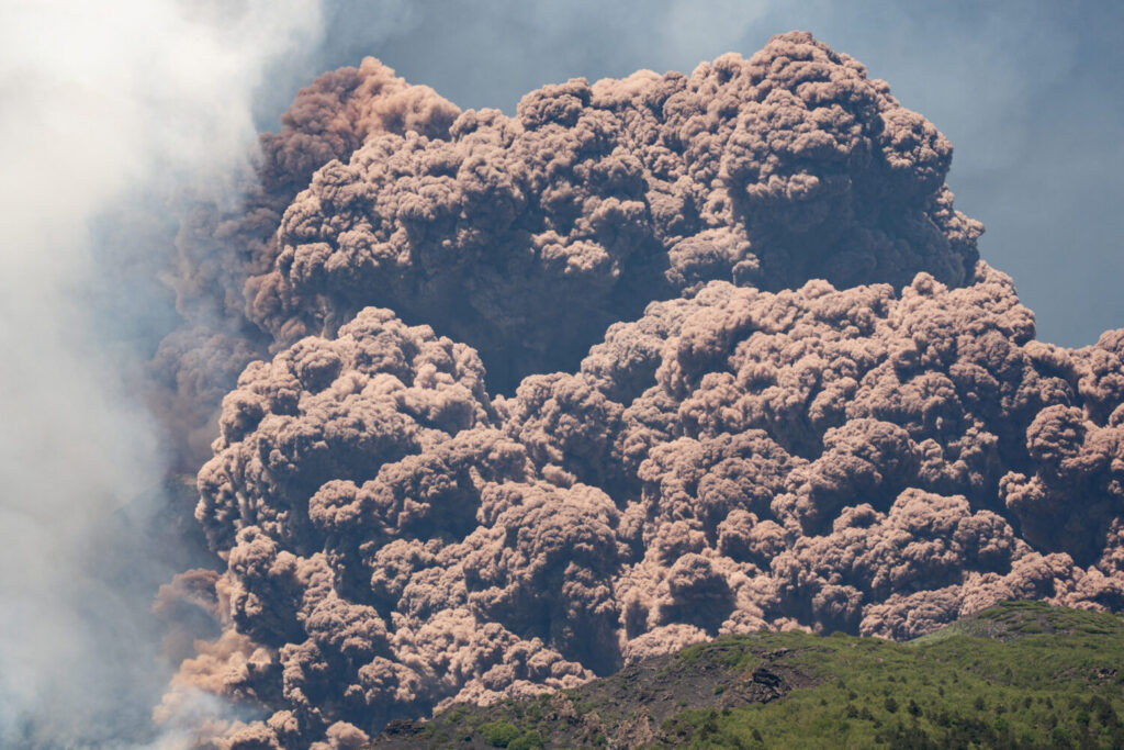 El volcán Etna registra una potente erupción con coladas piroclásticas