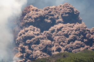 El volcán Etna registra una potente erupción con coladas piroclásticas