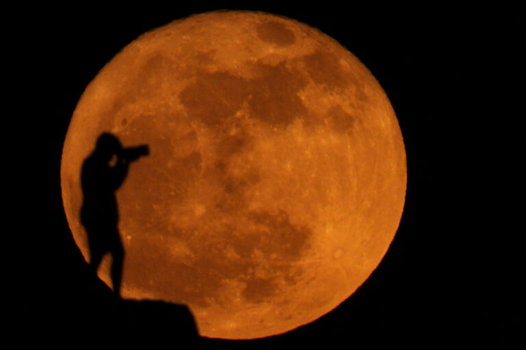 Así se vio la ‘luna de fresa’ desde Canarias