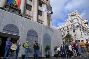 El Cabildo de Tenerife iza por primera vez la bandera de la Virgen de los Reyes en honor al año de su Bajada