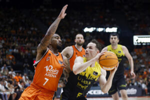 La Laguna Tenerife - Valencia Basket | El equipo canario se juega la última oportunidad para evitar la eliminación