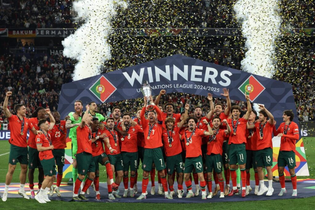 Cristiano Ronaldo, capitán de Portugal, levanta el trofeo conquistado por su selección