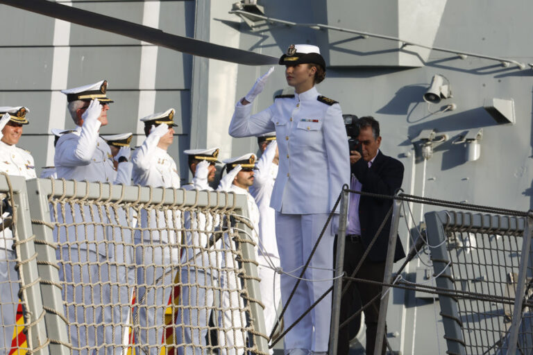 La princesa Leonor se embarca en Gran Canaria en la fragata Blas de Lezo