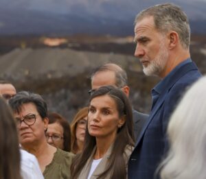 Los Reyes, Don Felipe y Doña Letizia, han visitado junto a Margarita Robles, los lugares por donde pasó la lava y han hablado con afectados