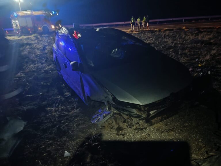 Asisten un coche volcado en Yaiza