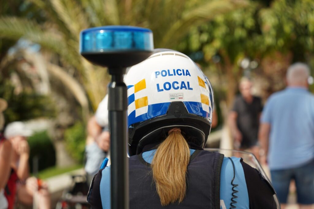 Detenidos dos individuos tras una peligrosa persecución con fuga terrestre y marítima en Arona
