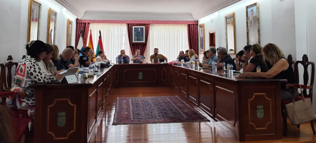 Momento de la reunión celebrada este jueves en Arona