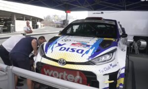 El coche de Enrique Cruz en la asistencia previa del primer tramo de competición. Imagen RTVC