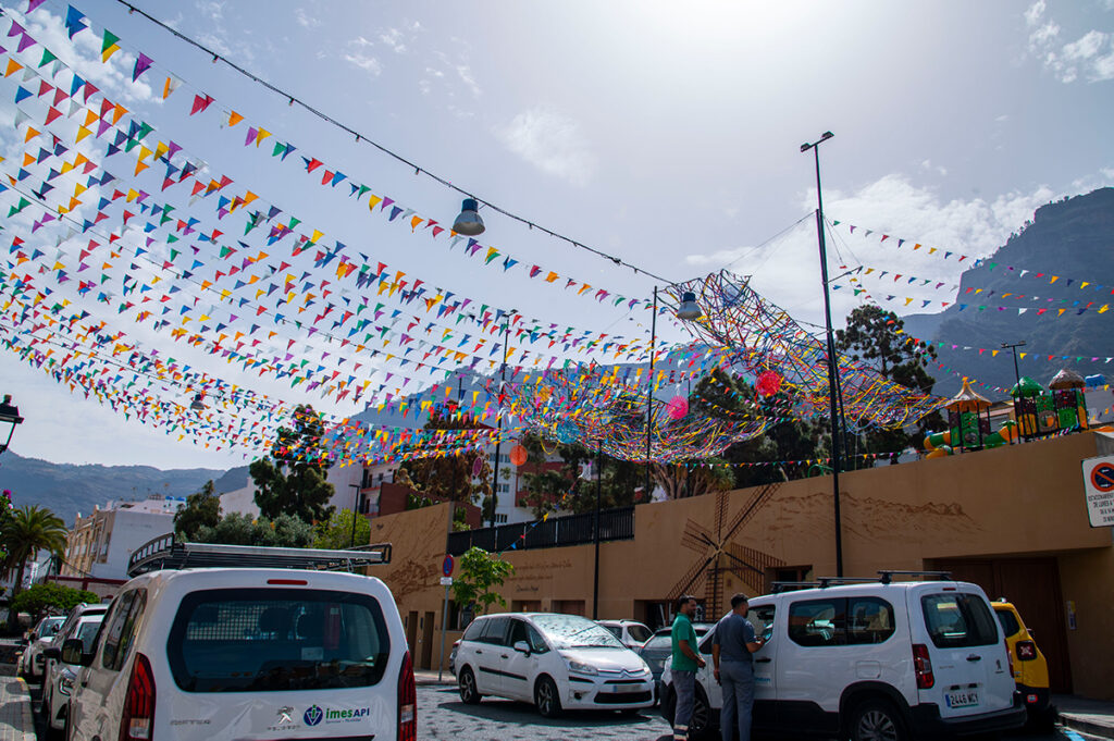 17 carretas participan en la Romería-Ofrenda de San Antonio 'El Chico' En la imagen, las banderas que adornan una de las calles del municipio. Fotografía: Ayuntamiento de Mogán