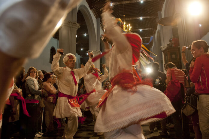 Los bailarines se preparan para la Bajada de la Virgen de los Reyes