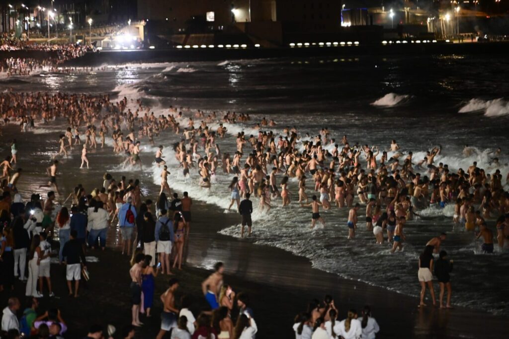 Miles de personas se dieron el tradicional baño en las Canteras