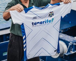 El CD Tenerife presenta su nueva equipación de la temporada 25/26. Imagen: CD Tenerife