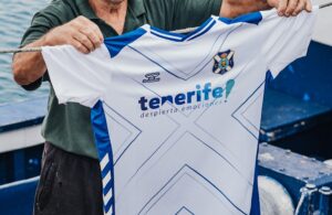 El CD Tenerife presenta su nueva equipación de la temporada 25/26. Imagen: CD Tenerife