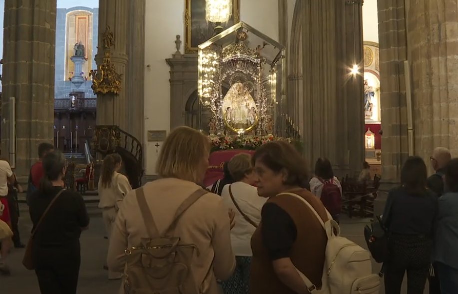 La Virgen del Pino celebra este lunes en la Catedral de Canarias su última misa de día antes de partir hacia Vecindario 
