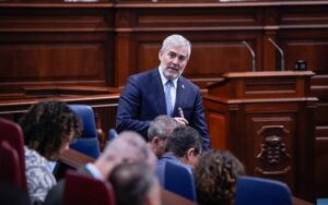 El presidente del Gobierno de Canarias, Fernando Clavijo, en el pleno del Parlamento de Canarias el martes, 10 de junio de 2025. Imagen Presidencia del Gobierno