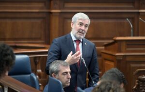 El presidente de Canarias, Fernando Clavijo, durante el pleno del Parlamento de Canarias . Imagen Presidencia del Gobierno
