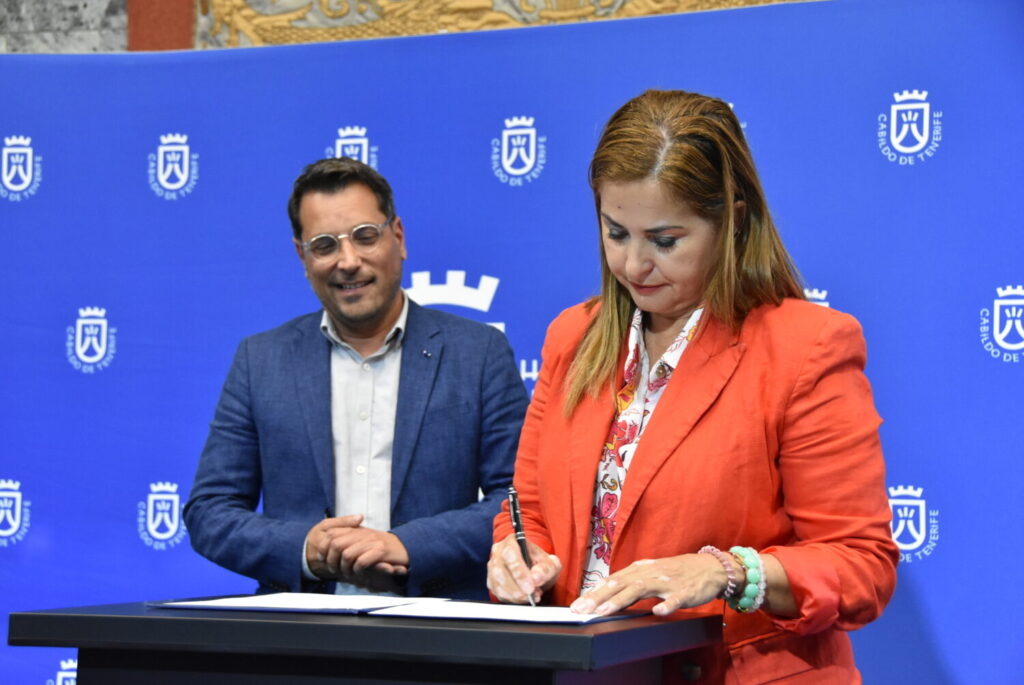 Tenerife construirá un Centro de Atención a las Personas con Discapacidad en Los Realejos. Águeda Fumero y Adolfo González firmando el convenio/ Cabildo de Tenerife.