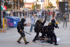 Decenas de detenidos en Los Ángeles, California, Estados Unidos. REUTERS/Daniel Cole