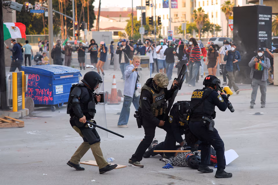Decenas de detenidos en Los Ángeles, California, Estados Unidos. REUTERS/Daniel Cole