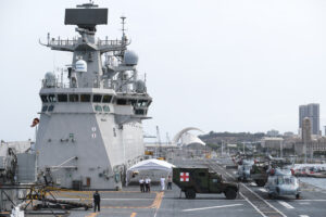 El buque Juan Carlos I, el más grande del ejército de España en su historia, se encuentra ya en el puerto de Santa Cruz de Tenerife. EFE