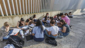 Estudiantes estudian previo al comienzo de la PAU. Imagen RTVC