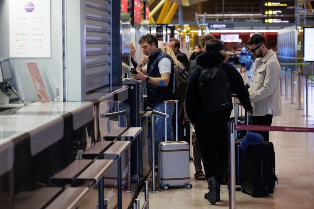Los canarios realizan más de 1,4 millones de viajes en el primer trimestre de 2025. (ARCHIVO) Varias personas con maletas en la terminal T4 del aeropuerto de Adolfo Suárez-Madrid Barajas, Madrid (España). Alejandro Martínez Vélez / Europa Press.