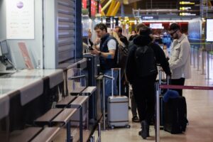 Los canarios realizan más de 1,4 millones de viajes en el primer trimestre de 2025. (ARCHIVO) Varias personas con maletas en la terminal T4 del aeropuerto de Adolfo Suárez-Madrid Barajas, Madrid (España). Alejandro Martínez Vélez / Europa Press.