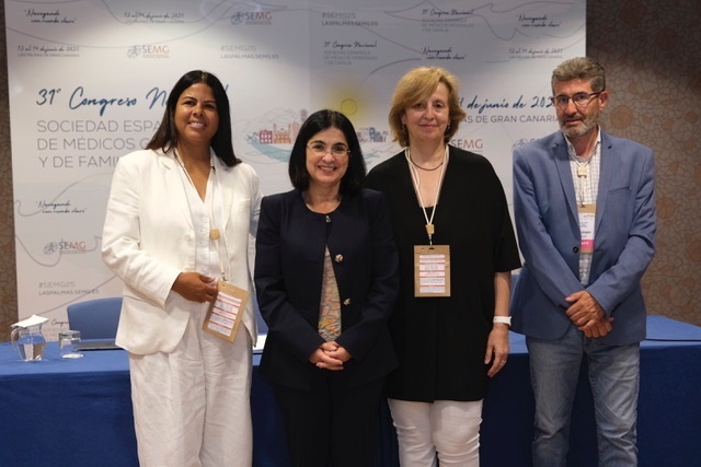 La alcaldesa de Las Palmas de Gran Canaria, Carolina Darias, junto a miembros de la Sociedad Española de Médicos Generales y de Familia