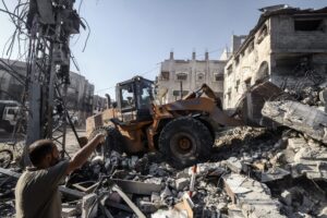 Los bombardeos de Israel se han producido contra una escuela que acogía a desplazados y cerca de un hospital al sur de Gaza