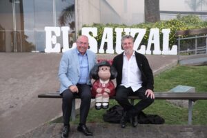 El alcalde de El Sauzal, Mariano Pérez, y el escultor Pablo Irrgang, junto a una escultura de Mafalda REMITIDA / HANDOUT por AYUNTAMIENTO DE EL SAUZAL Fotografía remitida a medios de comunicación exclusivamente para ilustrar la noticia a la que hace referencia la imagen, y citando la procedencia de la imagen en la firma 27/6/2025
