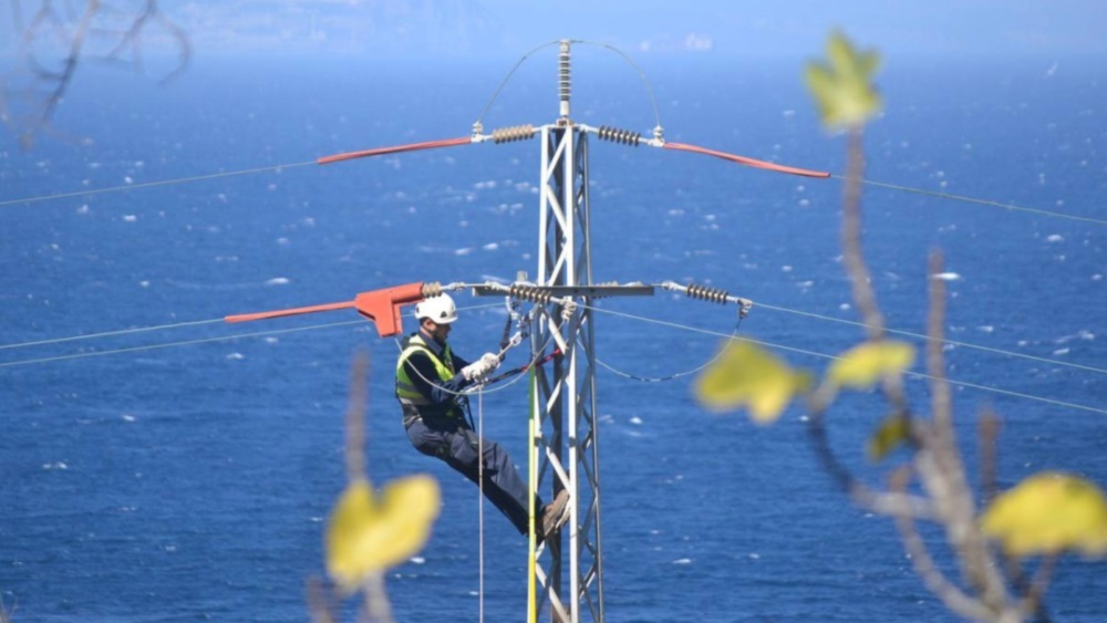 Un nuevo centro de transformación en Granadilla evitará cortes en momentos picos . Imagen de archivo de un operario trabajando en una línea eléctrica. Endesa.