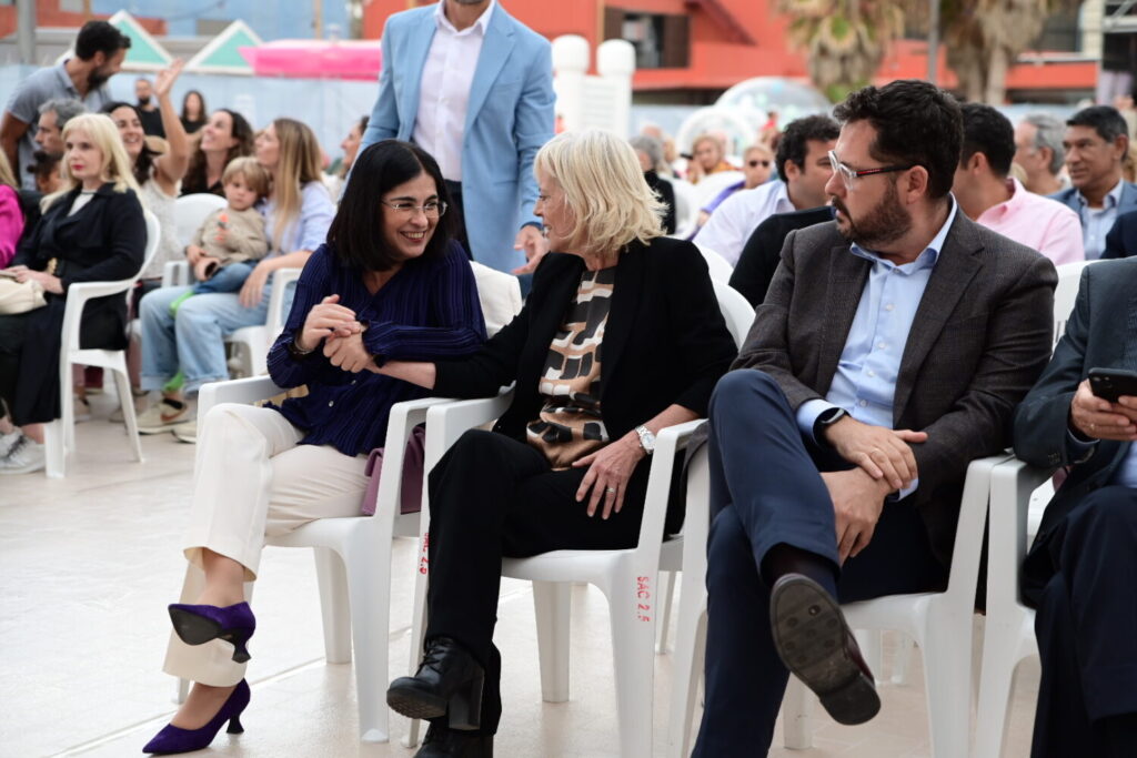 La pregonera de las Fiestas Fundacionales de Las Palmas de Gran Canaria con la alcaldesa, Carolina Darias