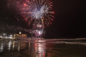 Todo listo para la gran noche de San Juan en Las Palmas de Gran Canaria. 23.06.24. Las Palmas de Gran Canaria. Fiestas Fundacionales 2024. Fuegos artificiales. Playa de Las Canteras. Foto Quique Curbelo.