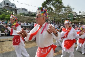 Los gorros de bailarín de la Virgen de Los Reyes, la identidad de cada pueblo