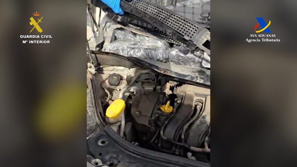 La Guardia Civil detiene a un hombre con más de 30 kilos de hachís escondido en la carrocería del coche