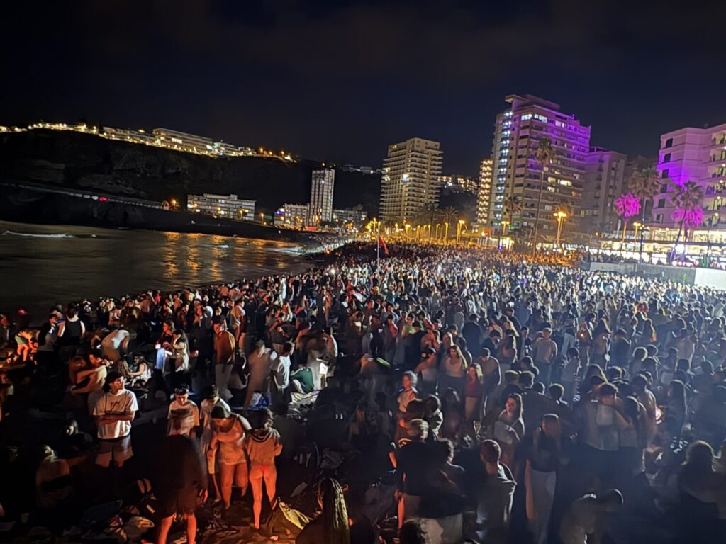 Playa Martiánez en la Noche de San Juan 2025