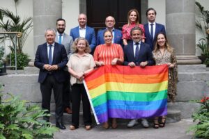 En la noche de este sábado, la fachada del Parlamento se iluminará con los colores de la bandera LGTBIQ+, en señal de apoyo y solidaridad con el colectivo