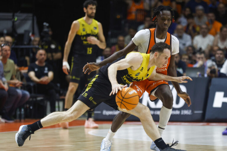 105-74 | El torbellino del Valencia desmonta al Tenerife y le pone al borde del precipicio