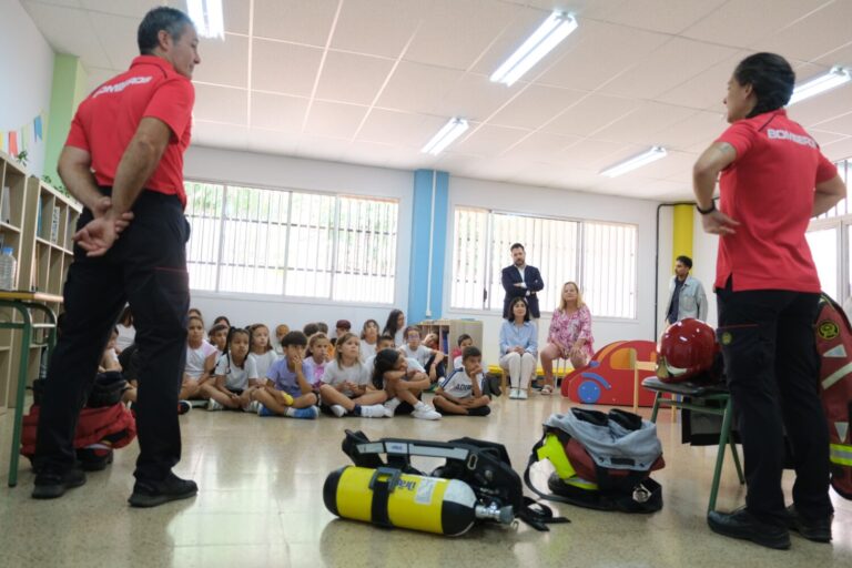 Bomberos de Las Palmas de Gran Canaria imparte charlas preventivas en los colegios de la ciudad