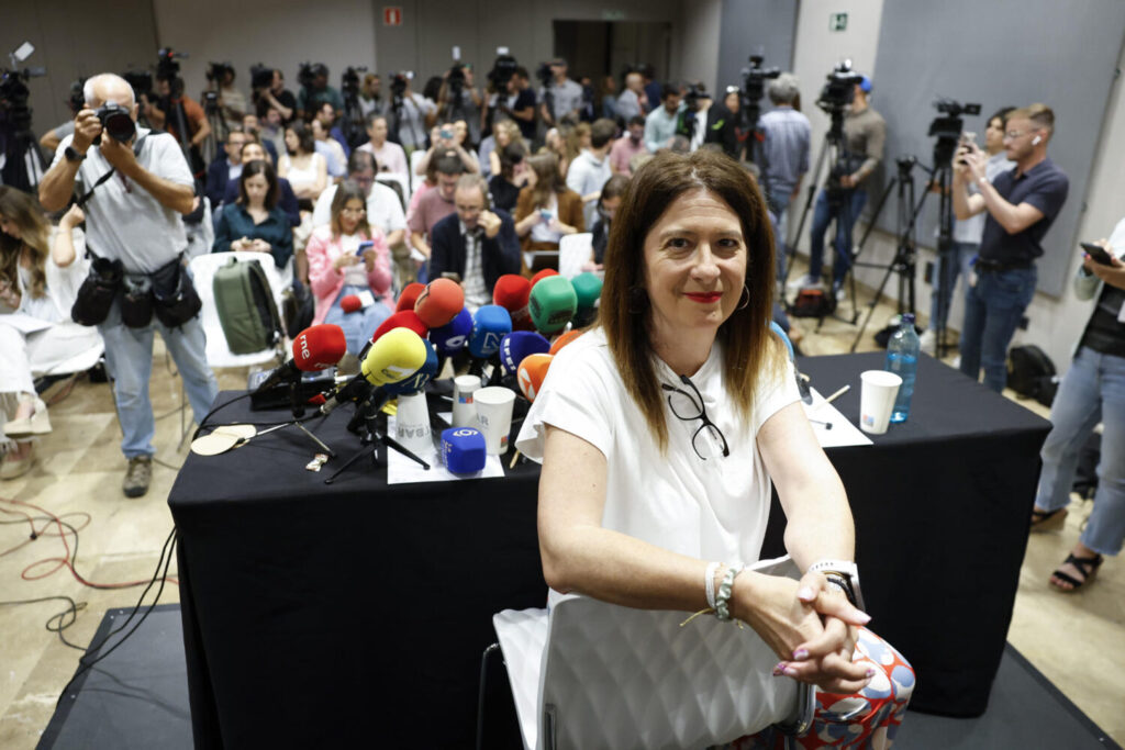 Leire Díaz antes de la rueda de prensa posa con los medios de comunicación