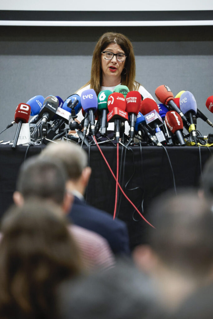 Leire Díez, periodista y exmilitante socialista, comparece ante los medios