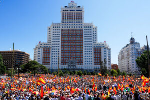 Vista general de la concentración convocada por el Partido Popular contra el Gobierno de Pedro Sánchez bajo el lema 'Democracia o mafia' este domingo en la Plaza España de Madrid. EFE/Borja Sanchez-Trillo