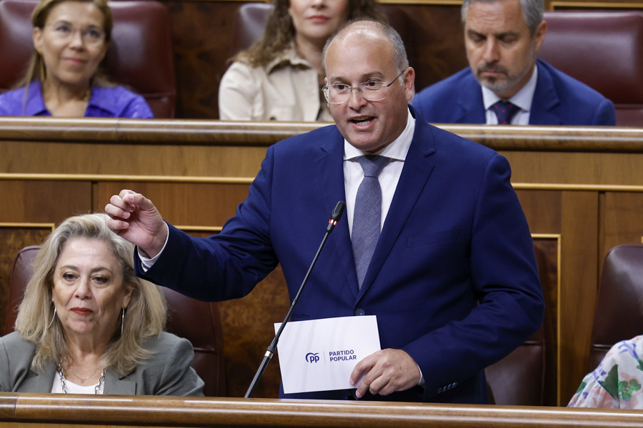 El portavoz del PP, Miguel Tellado inicia la ronda de interpelaciones al ministro de Presidencia y de Justicia, Félix Bolaños durante la sesión de control al Gobierno en el Congreso de los Diputados, este miércoles. EFE/Chema Moya