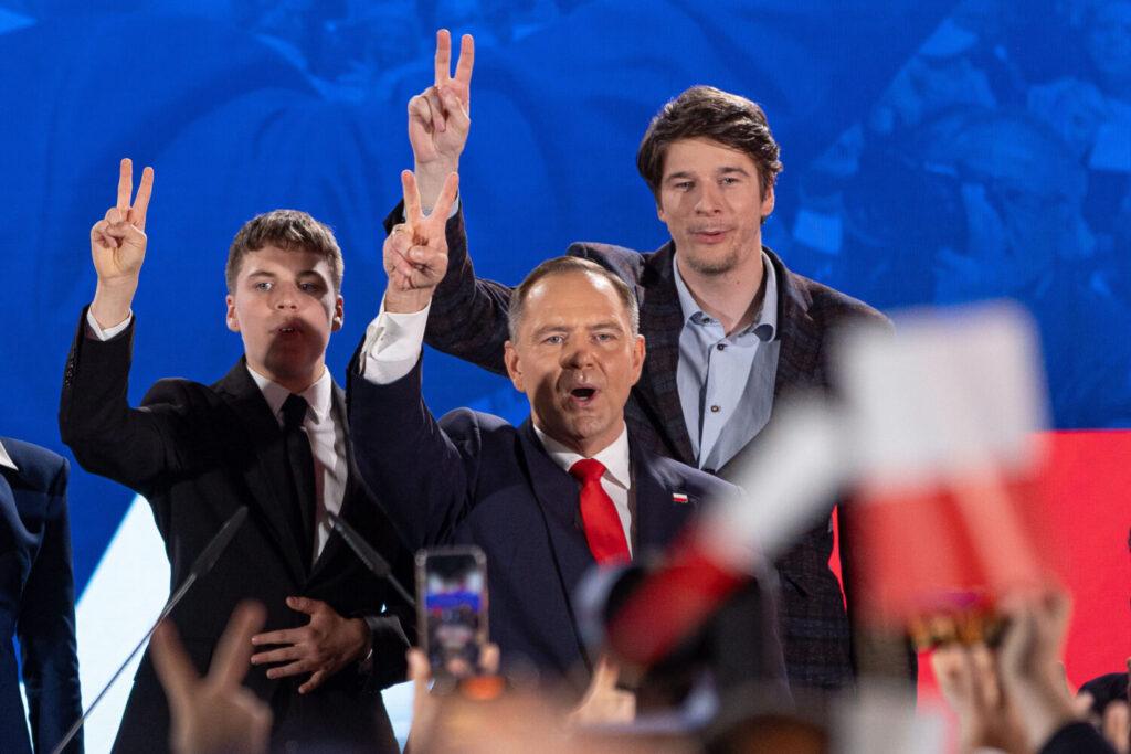 El euroescéptico Nawrocki será presidente de Polonia tras su ajustada victoria electoral
