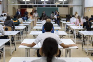 En la imagen de archivo, jóvenes estudiantes esperando a iniciar los exámenes en la prueba ordinaria de junio. EFE/Quique Curbelo
