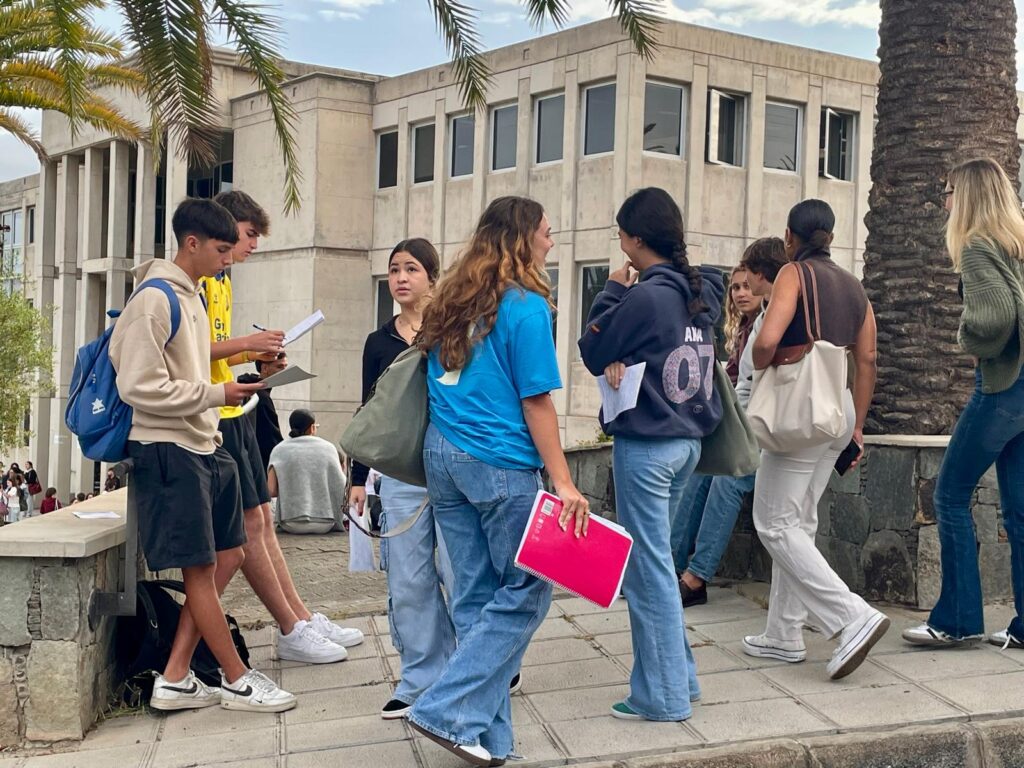 Los estudiantes repasan antes de entrar a la PAU en Las Palmas