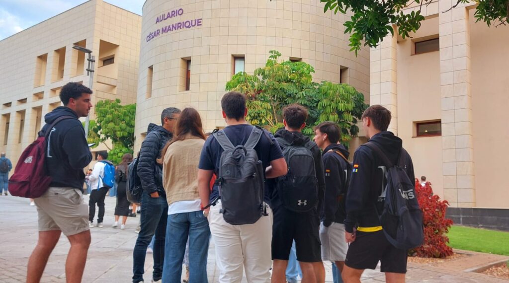 Estudiantes antes de entrar a la PAU 2025 en Tenerife